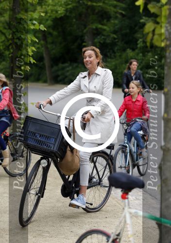 Amsterdam 18 juni 2015
Prinses Marilene en dochter Fee zijn bij het omdoen van de ringen van 3 net geboren ooievaars in het Vondelpark.