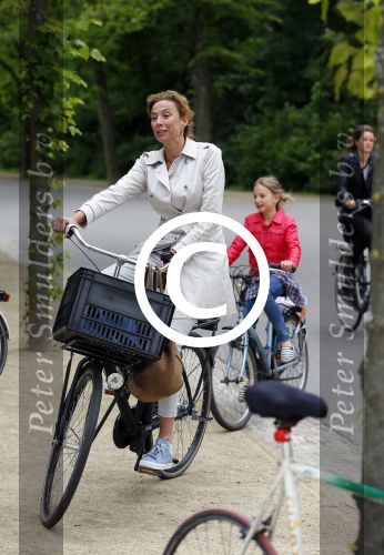 Amsterdam 18 juni 2015
Prinses Marilene en dochter Fee zijn bij het omdoen van de ringen van 3 net geboren ooievaars in het Vondelpark.