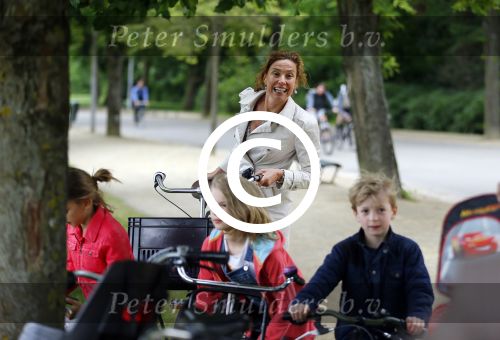 Amsterdam 18 juni 2015
Prinses Marilene en dochter Fee zijn bij het omdoen van de ringen van 3 net geboren ooievaars in het Vondelpark.