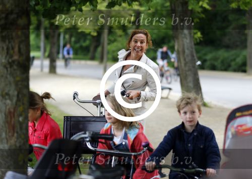 Amsterdam 18 juni 2015
Prinses Marilene en dochter Fee zijn bij het omdoen van de ringen van 3 net geboren ooievaars in het Vondelpark.