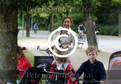 Amsterdam 18 juni 2015
Prinses Marilene en dochter Fee zijn bij het omdoen van de ringen van 3 net geboren ooievaars in het Vondelpark.