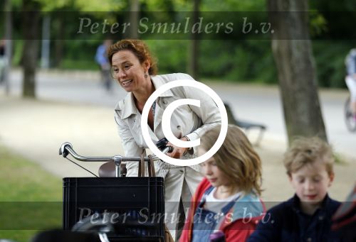 Amsterdam 18 juni 2015
Prinses Marilene en dochter Fee zijn bij het omdoen van de ringen van 3 net geboren ooievaars in het Vondelpark.