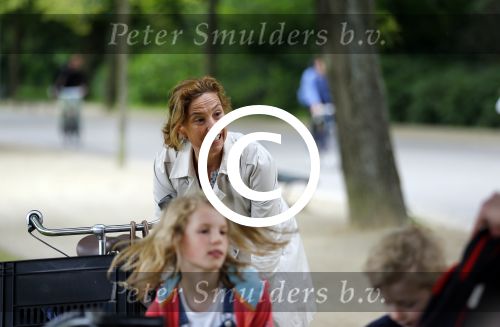 Amsterdam 18 juni 2015
Prinses Marilene en dochter Fee zijn bij het omdoen van de ringen van 3 net geboren ooievaars in het Vondelpark.