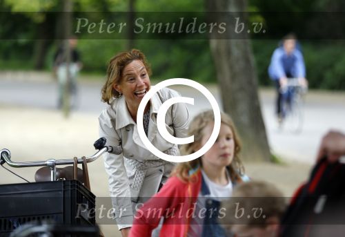 Amsterdam 18 juni 2015
Prinses Marilene en dochter Fee zijn bij het omdoen van de ringen van 3 net geboren ooievaars in het Vondelpark.