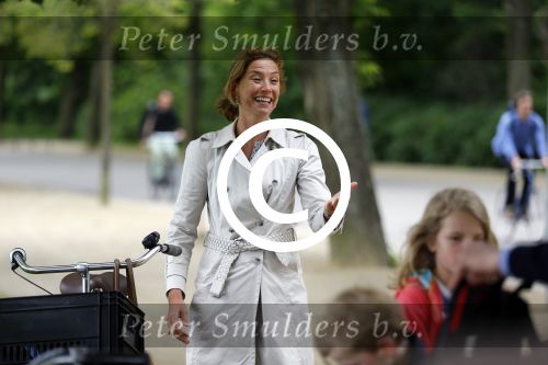 Amsterdam 18 juni 2015
Prinses Marilene en dochter Fee zijn bij het omdoen van de ringen van 3 net geboren ooievaars in het Vondelpark.