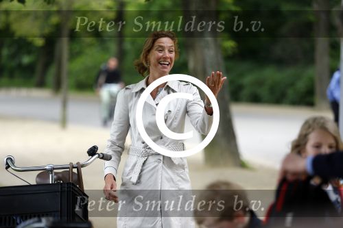 Amsterdam 18 juni 2015
Prinses Marilene en dochter Fee zijn bij het omdoen van de ringen van 3 net geboren ooievaars in het Vondelpark.