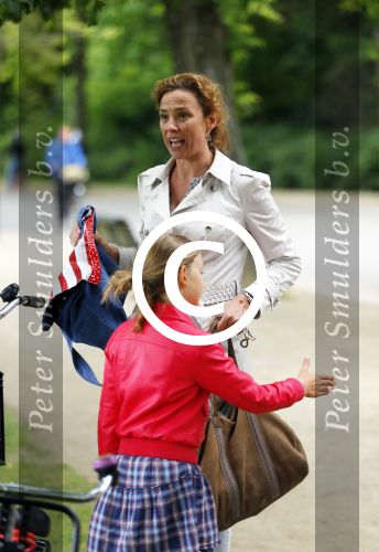 Amsterdam 18 juni 2015
Prinses Marilene en dochter Fee zijn bij het omdoen van de ringen van 3 net geboren ooievaars in het Vondelpark.