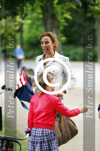 Amsterdam 18 juni 2015
Prinses Marilene en dochter Fee zijn bij het omdoen van de ringen van 3 net geboren ooievaars in het Vondelpark.