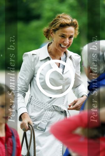Amsterdam 18 juni 2015
Prinses Marilene en dochter Fee zijn bij het omdoen van de ringen van 3 net geboren ooievaars in het Vondelpark.