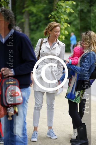 Amsterdam 18 juni 2015
Prinses Marilene en dochter Fee zijn bij het omdoen van de ringen van 3 net geboren ooievaars in het Vondelpark.