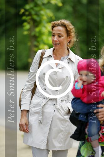 Amsterdam 18 juni 2015
Prinses Marilene en dochter Fee zijn bij het omdoen van de ringen van 3 net geboren ooievaars in het Vondelpark.