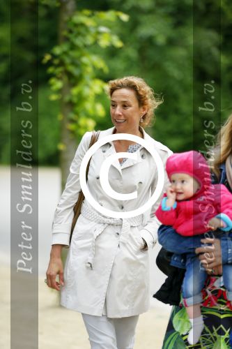 Amsterdam 18 juni 2015
Prinses Marilene en dochter Fee zijn bij het omdoen van de ringen van 3 net geboren ooievaars in het Vondelpark.