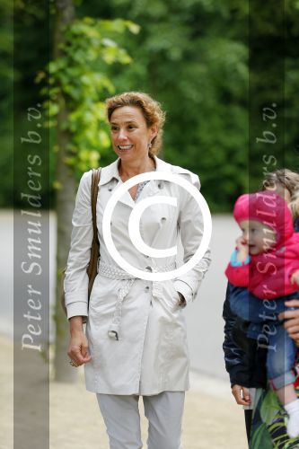 Amsterdam 18 juni 2015
Prinses Marilene en dochter Fee zijn bij het omdoen van de ringen van 3 net geboren ooievaars in het Vondelpark.
