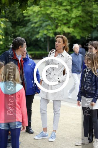 Amsterdam 18 juni 2015
Prinses Marilene en dochter Fee zijn bij het omdoen van de ringen van 3 net geboren ooievaars in het Vondelpark.