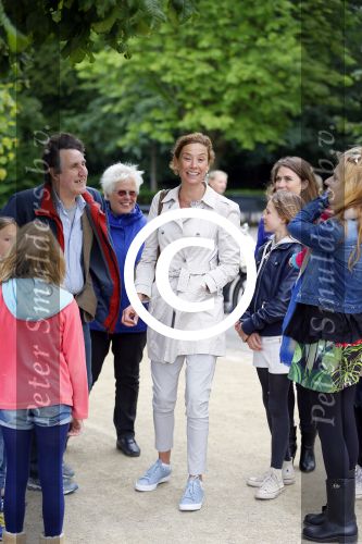 Amsterdam 18 juni 2015
Prinses Marilene en dochter Fee zijn bij het omdoen van de ringen van 3 net geboren ooievaars in het Vondelpark.