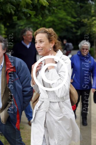Amsterdam 18 juni 2015
Prinses Marilene en dochter Fee zijn bij het omdoen van de ringen van 3 net geboren ooievaars in het Vondelpark.