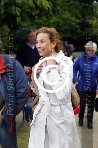 Amsterdam 18 juni 2015
Prinses Marilene en dochter Fee zijn bij het omdoen van de ringen van 3 net geboren ooievaars in het Vondelpark.