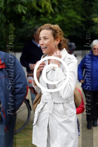 Amsterdam 18 juni 2015
Prinses Marilene en dochter Fee zijn bij het omdoen van de ringen van 3 net geboren ooievaars in het Vondelpark.