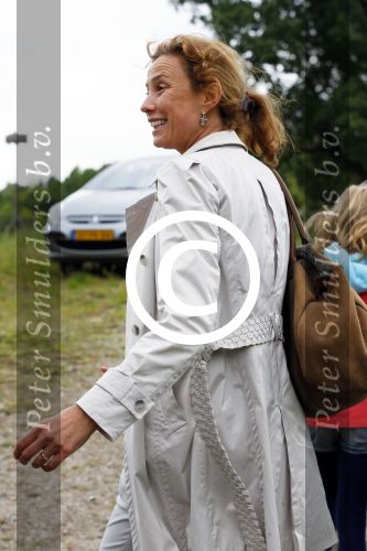 Amsterdam 18 juni 2015
Prinses Marilene en dochter Fee zijn bij het omdoen van de ringen van 3 net geboren ooievaars in het Vondelpark.