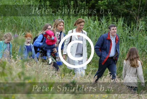 Amsterdam 18 juni 2015
Prinses Marilene en dochter Fee zijn bij het omdoen van de ringen van 3 net geboren ooievaars in het Vondelpark.