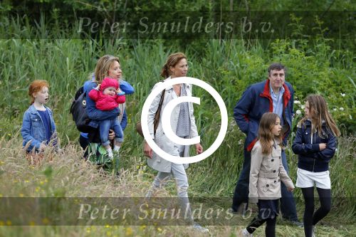 Amsterdam 18 juni 2015
Prinses Marilene en dochter Fee zijn bij het omdoen van de ringen van 3 net geboren ooievaars in het Vondelpark.