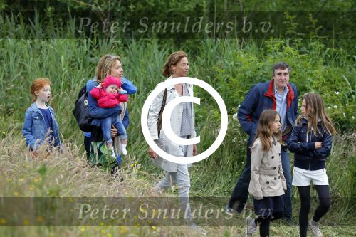 Amsterdam 18 juni 2015
Prinses Marilene en dochter Fee zijn bij het omdoen van de ringen van 3 net geboren ooievaars in het Vondelpark.