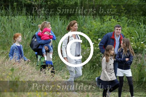 Amsterdam 18 juni 2015
Prinses Marilene en dochter Fee zijn bij het omdoen van de ringen van 3 net geboren ooievaars in het Vondelpark.