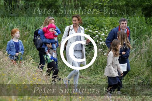 Amsterdam 18 juni 2015
Prinses Marilene en dochter Fee zijn bij het omdoen van de ringen van 3 net geboren ooievaars in het Vondelpark.