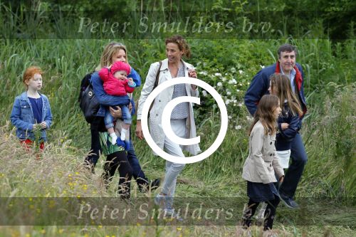 Amsterdam 18 juni 2015
Prinses Marilene en dochter Fee zijn bij het omdoen van de ringen van 3 net geboren ooievaars in het Vondelpark.