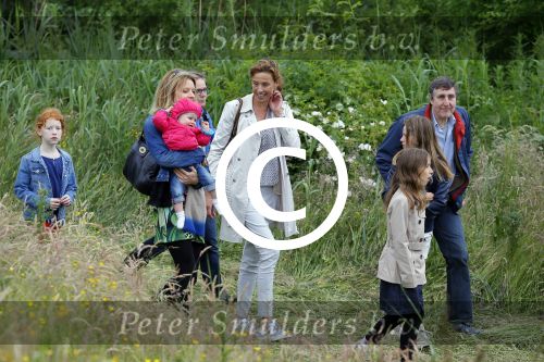 Amsterdam 18 juni 2015
Prinses Marilene en dochter Fee zijn bij het omdoen van de ringen van 3 net geboren ooievaars in het Vondelpark.