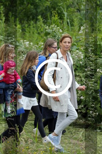 Amsterdam 18 juni 2015
Prinses Marilene en dochter Fee zijn bij het omdoen van de ringen van 3 net geboren ooievaars in het Vondelpark.