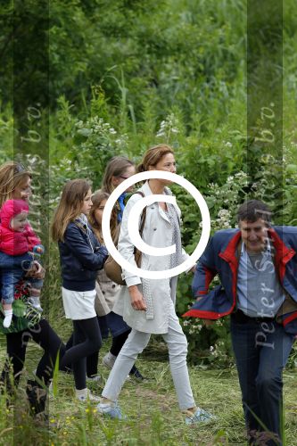 Amsterdam 18 juni 2015
Prinses Marilene en dochter Fee zijn bij het omdoen van de ringen van 3 net geboren ooievaars in het Vondelpark.