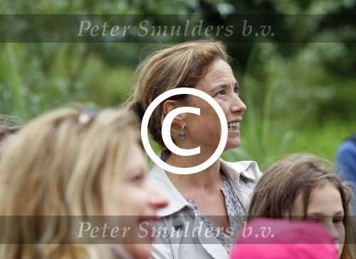 Amsterdam 18 juni 2015
Prinses Marilene en dochter Fee zijn bij het omdoen van de ringen van 3 net geboren ooievaars in het Vondelpark.