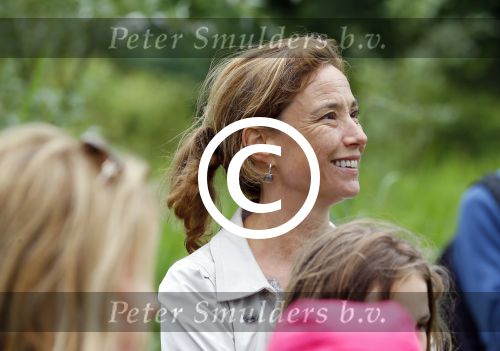 Amsterdam 18 juni 2015
Prinses Marilene en dochter Fee zijn bij het omdoen van de ringen van 3 net geboren ooievaars in het Vondelpark.