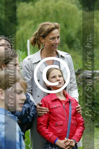 Amsterdam 18 juni 2015
Prinses Marilene en dochter Fee zijn bij het omdoen van de ringen van 3 net geboren ooievaars in het Vondelpark.