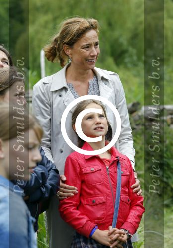 Amsterdam 18 juni 2015
Prinses Marilene en dochter Fee zijn bij het omdoen van de ringen van 3 net geboren ooievaars in het Vondelpark.