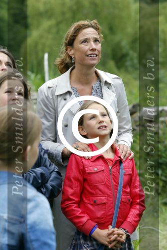 Amsterdam 18 juni 2015
Prinses Marilene en dochter Fee zijn bij het omdoen van de ringen van 3 net geboren ooievaars in het Vondelpark.