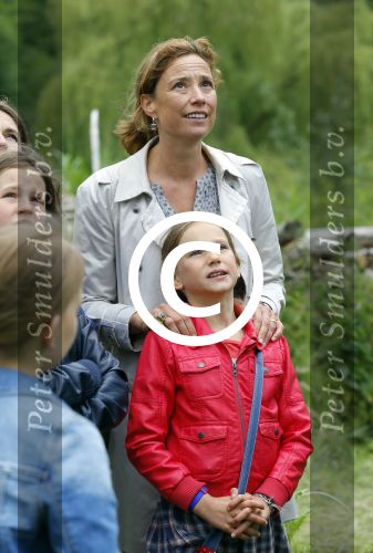 Amsterdam 18 juni 2015
Prinses Marilene en dochter Fee zijn bij het omdoen van de ringen van 3 net geboren ooievaars in het Vondelpark.