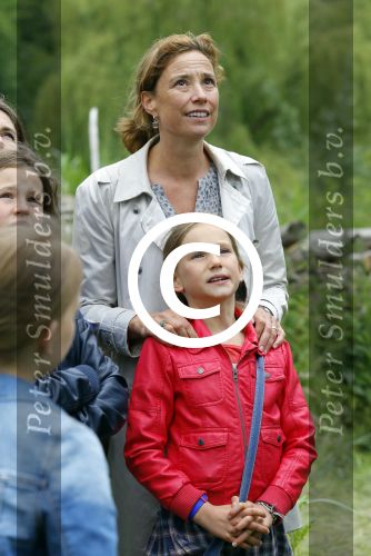 Amsterdam 18 juni 2015
Prinses Marilene en dochter Fee zijn bij het omdoen van de ringen van 3 net geboren ooievaars in het Vondelpark.