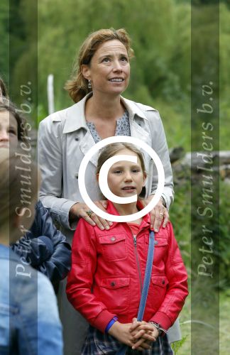 Amsterdam 18 juni 2015
Prinses Marilene en dochter Fee zijn bij het omdoen van de ringen van 3 net geboren ooievaars in het Vondelpark.