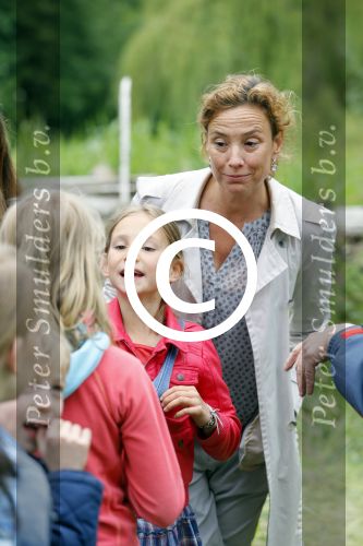 Amsterdam 18 juni 2015
Prinses Marilene en dochter Fee zijn bij het omdoen van de ringen van 3 net geboren ooievaars in het Vondelpark.