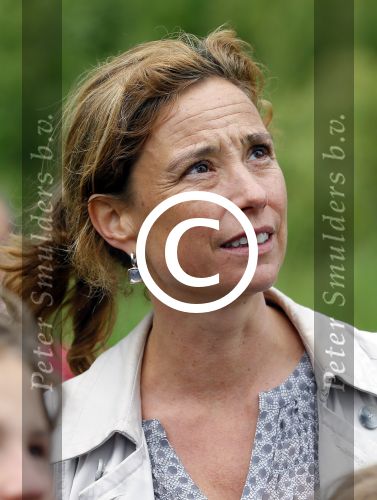 Amsterdam 18 juni 2015
Prinses Marilene en dochter Fee zijn bij het omdoen van de ringen van 3 net geboren ooievaars in het Vondelpark.