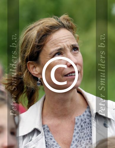 Amsterdam 18 juni 2015
Prinses Marilene en dochter Fee zijn bij het omdoen van de ringen van 3 net geboren ooievaars in het Vondelpark.