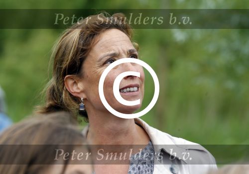 Amsterdam 18 juni 2015
Prinses Marilene en dochter Fee zijn bij het omdoen van de ringen van 3 net geboren ooievaars in het Vondelpark.