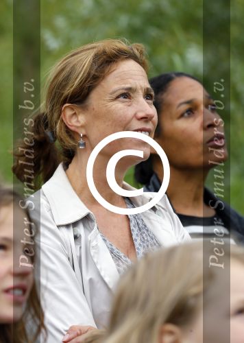 Amsterdam 18 juni 2015
Prinses Marilene en dochter Fee zijn bij het omdoen van de ringen van 3 net geboren ooievaars in het Vondelpark.