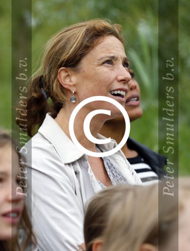 Amsterdam 18 juni 2015
Prinses Marilene en dochter Fee zijn bij het omdoen van de ringen van 3 net geboren ooievaars in het Vondelpark.