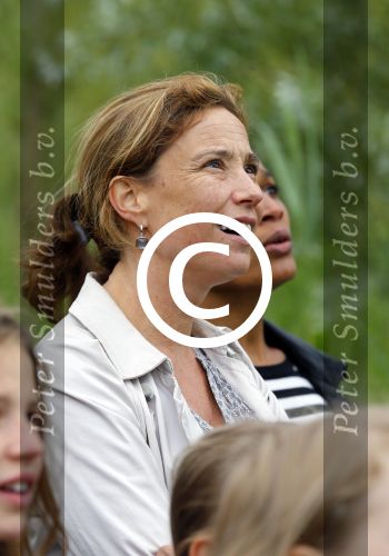 Amsterdam 18 juni 2015
Prinses Marilene en dochter Fee zijn bij het omdoen van de ringen van 3 net geboren ooievaars in het Vondelpark.