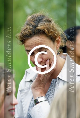 Amsterdam 18 juni 2015
Prinses Marilene en dochter Fee zijn bij het omdoen van de ringen van 3 net geboren ooievaars in het Vondelpark.