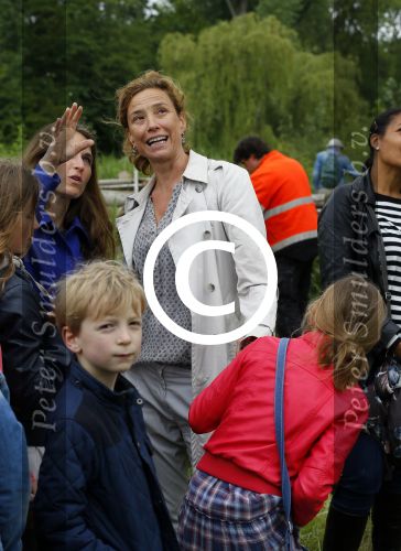 Amsterdam 18 juni 2015
Prinses Marilene en dochter Fee zijn bij het omdoen van de ringen van 3 net geboren ooievaars in het Vondelpark.