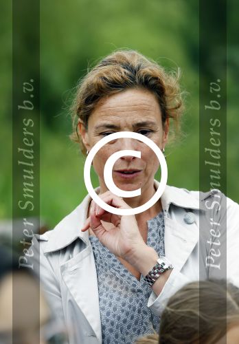 Amsterdam 18 juni 2015
Prinses Marilene en dochter Fee zijn bij het omdoen van de ringen van 3 net geboren ooievaars in het Vondelpark.